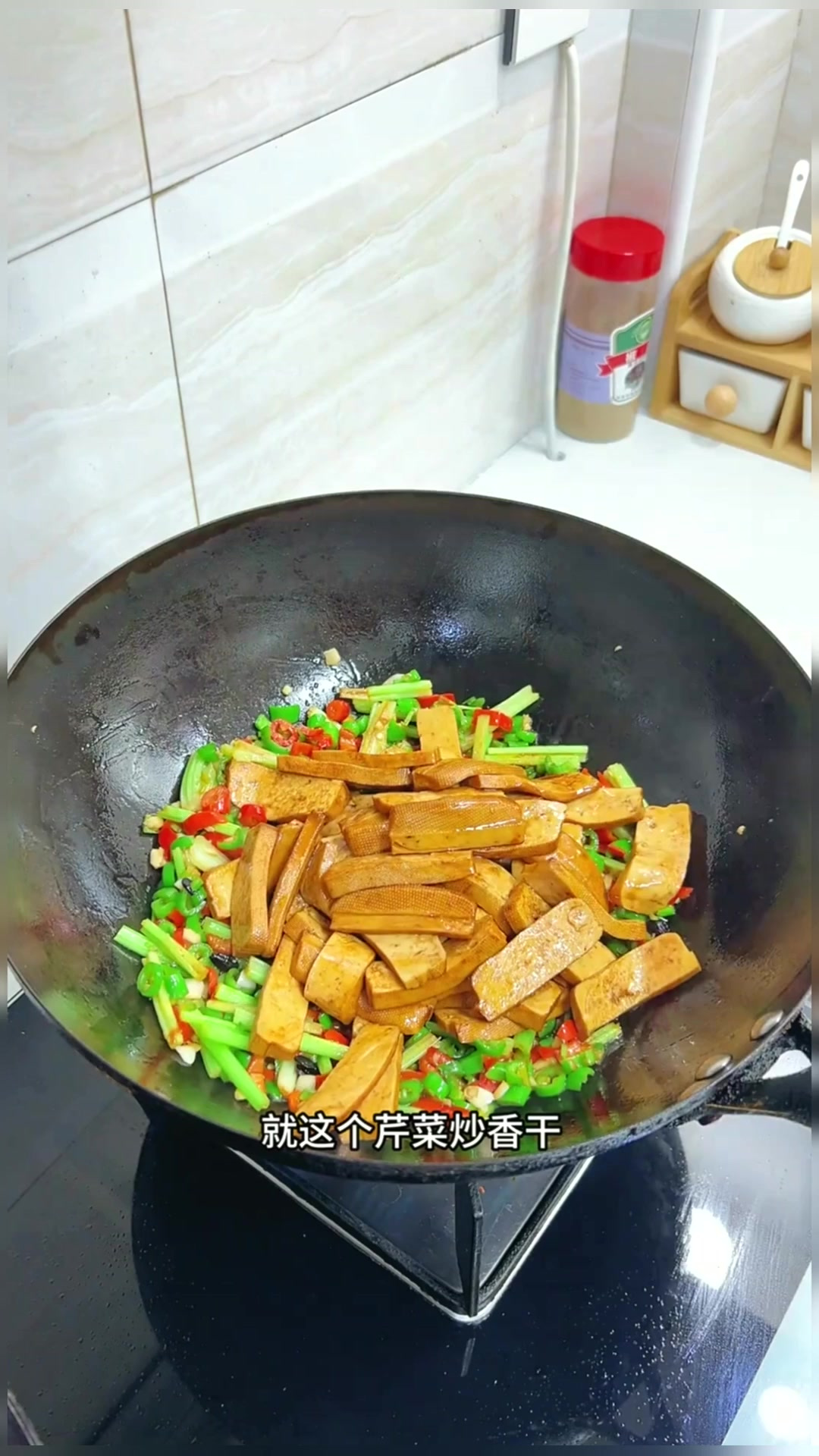 家常菜之芹菜炒香干，每次有了这个菜我家小孩米饭都要多吃几碗！