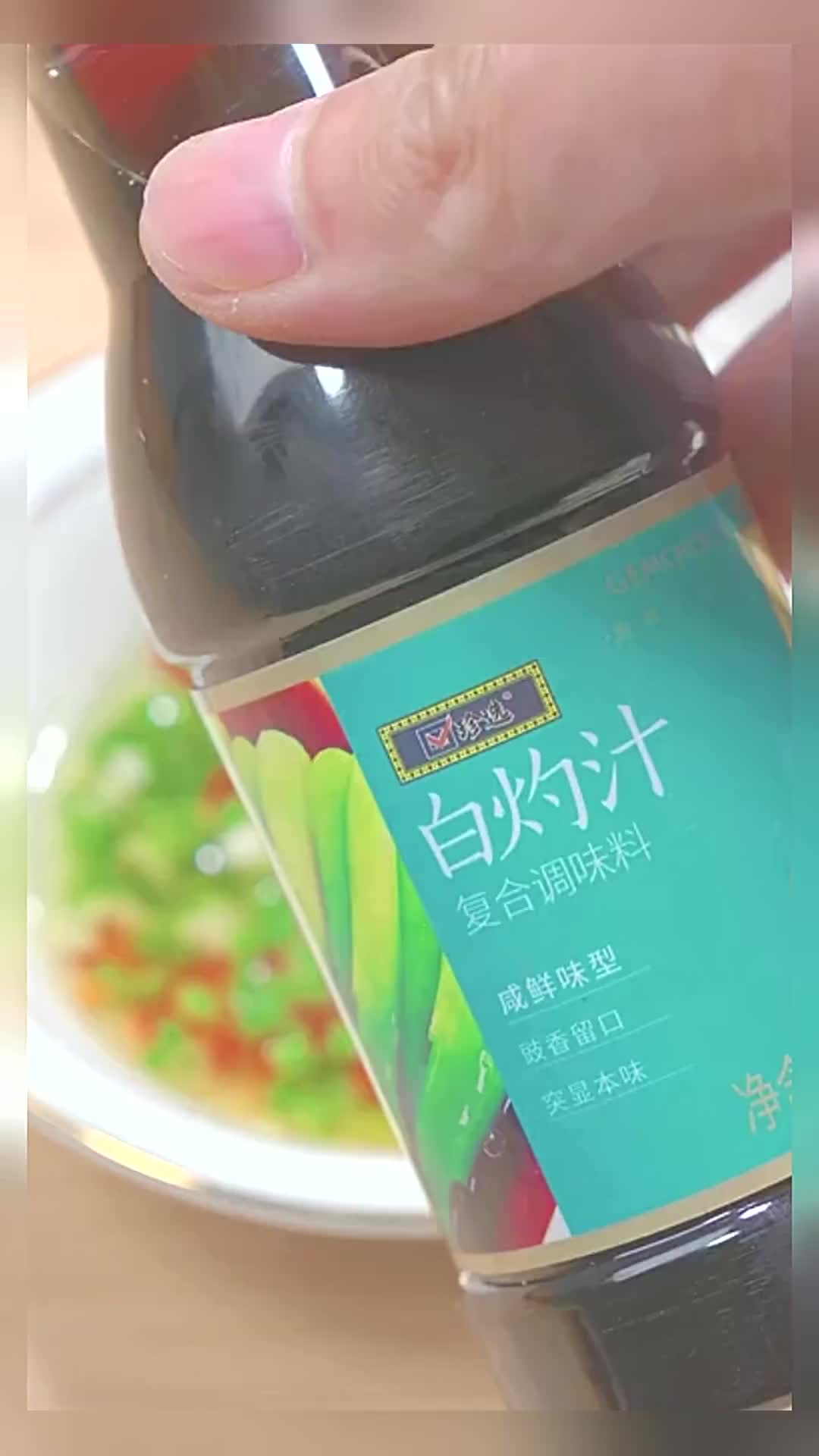 鲍鱼很多人不知道怎么清洗的干净没有腥味,做成白灼小鲍鱼,肉质