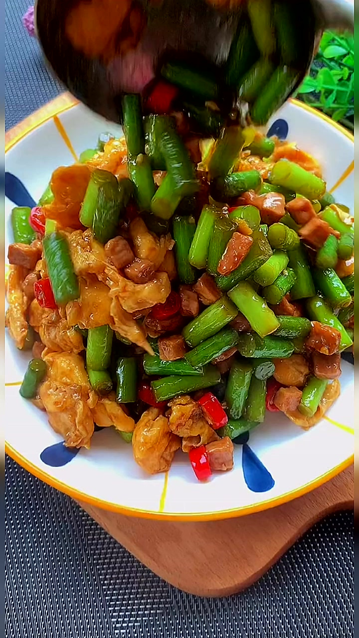 这道好吃的家常菜，蒜苔炒鸡蛋，味道杠杠滴。大家每天不知道吃什