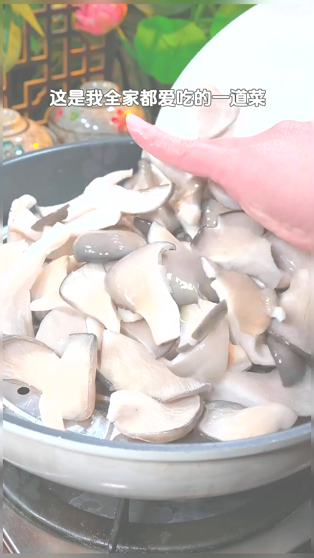 把蘑菇上锅蒸一蒸,出锅就是夏天饭店必点的一道招牌凉拌菜,酸辣