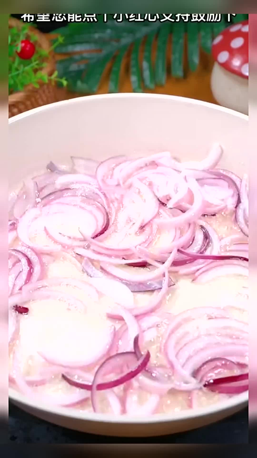 如果你家孩子不爱吃你做的饭,可以试试这道蒜蓉鲜虾粉丝煲,做法