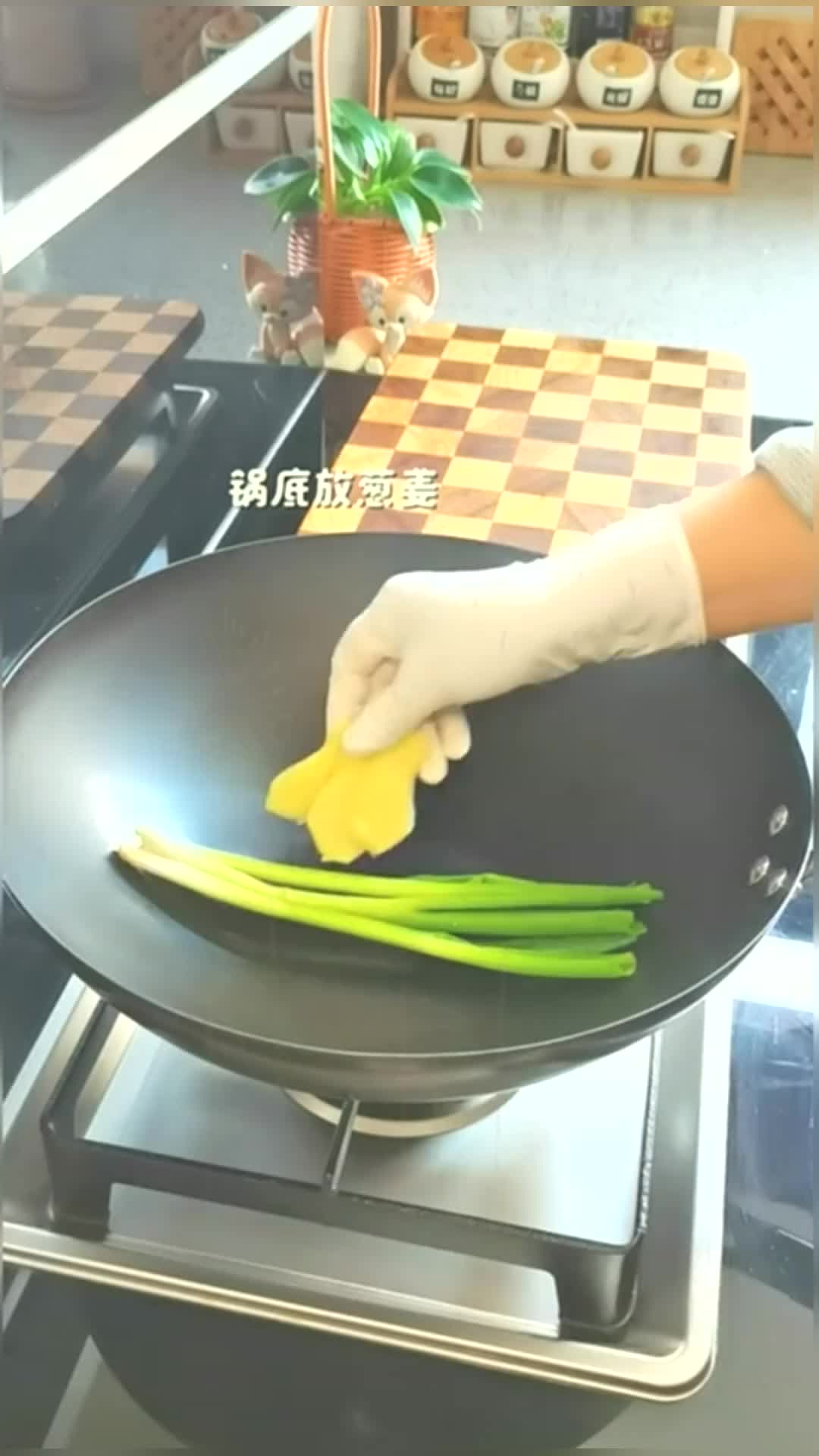 爆炒花甲,麻辣鲜香,下酒又下饭,好吃到壳都舔干净,关键是做法