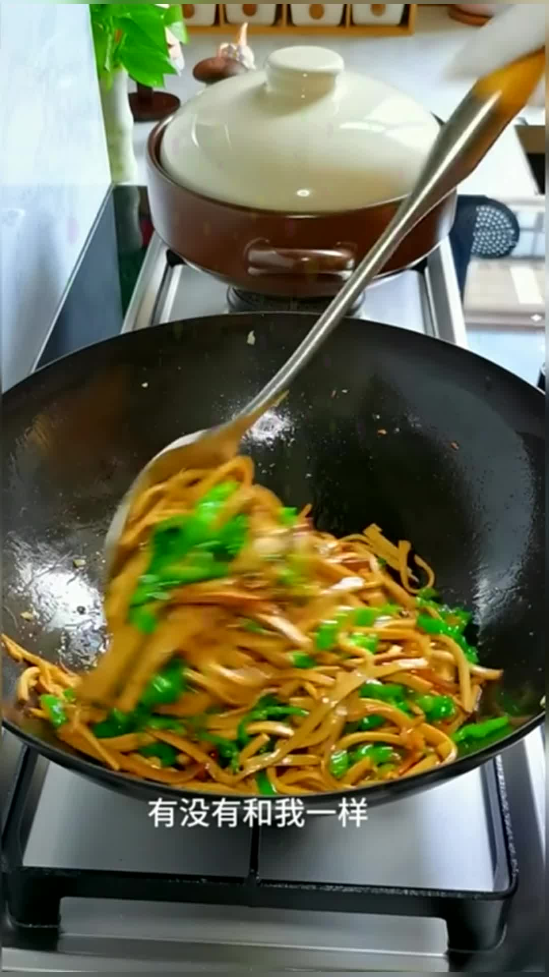 经常做饭不知道吃什么菜,你一定要试试这道素炒鸡蛋干,酱香浓郁