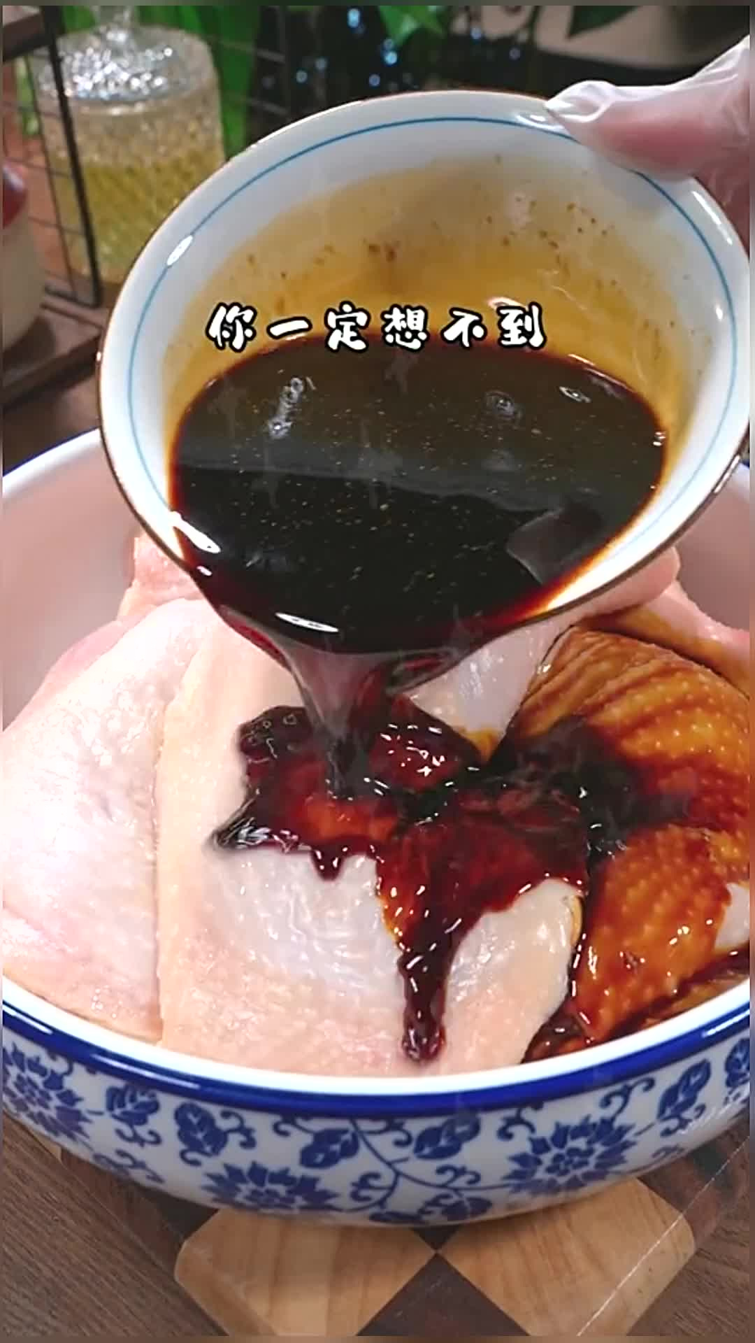 酱油手撕鸡 你一定想不到 把鸡腿放进酱油里泡一泡 出锅就是大