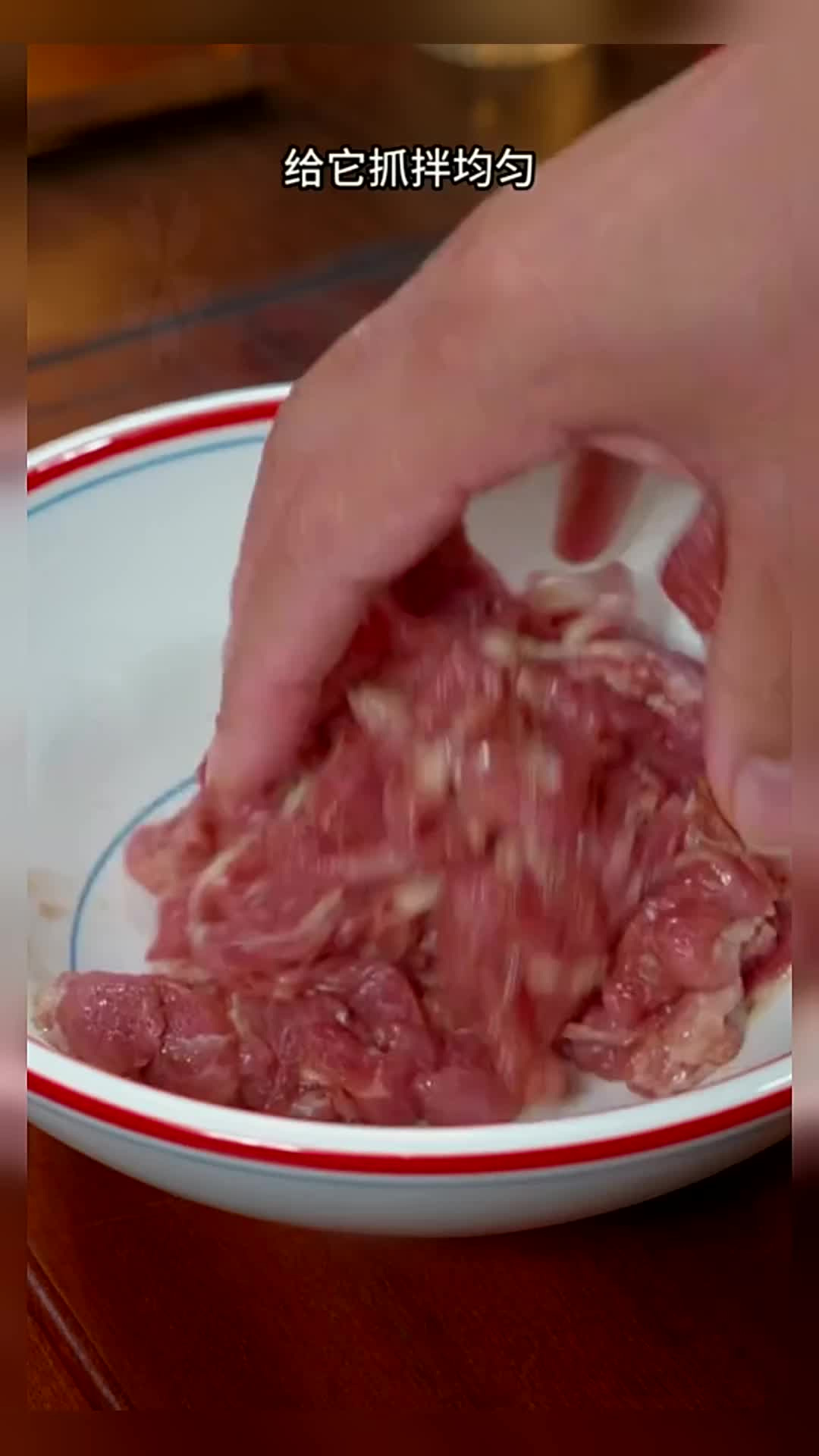 瘦肉买回来别总炒着吃了,试试这个酸菜滑肉,酸酸辣辣的,肉片比