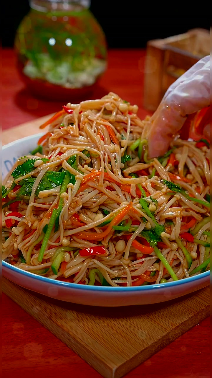 天热不想吃饭，那就做道凉拌金针菇，做法简单，一看就会～