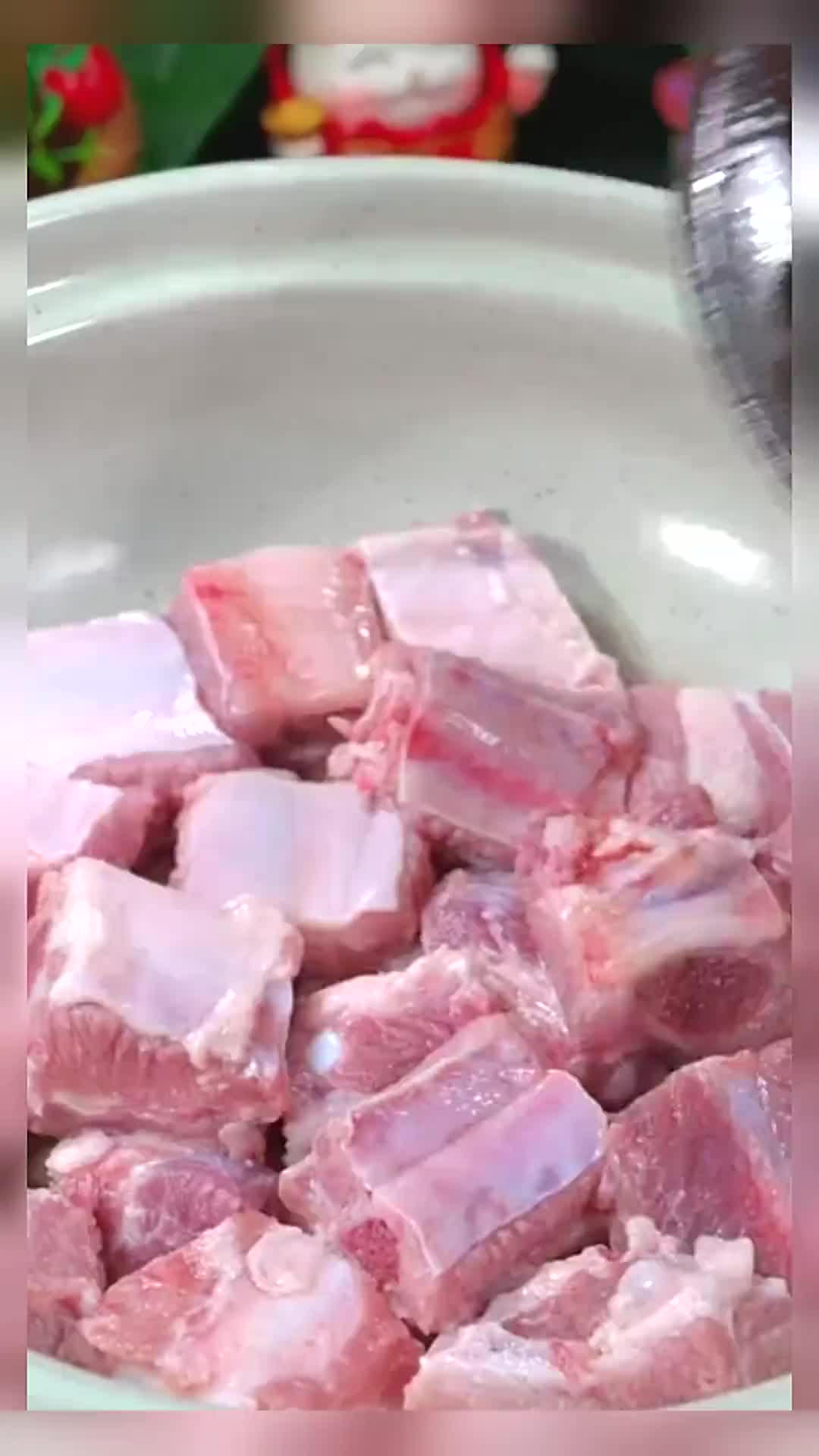 这是最近网上很火的四神排骨鲍鱼汤,做法简单鲜美营养～