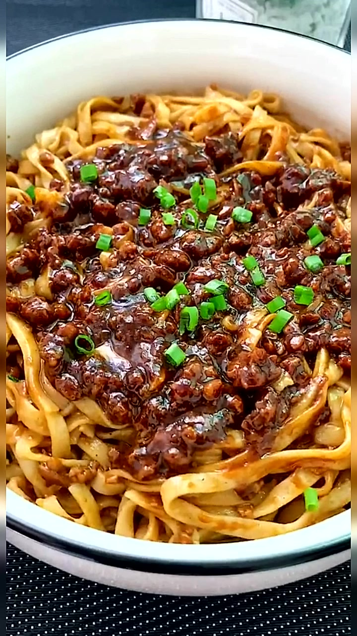 在家也能做“炸酱面”吃,好吃到要舔盘了