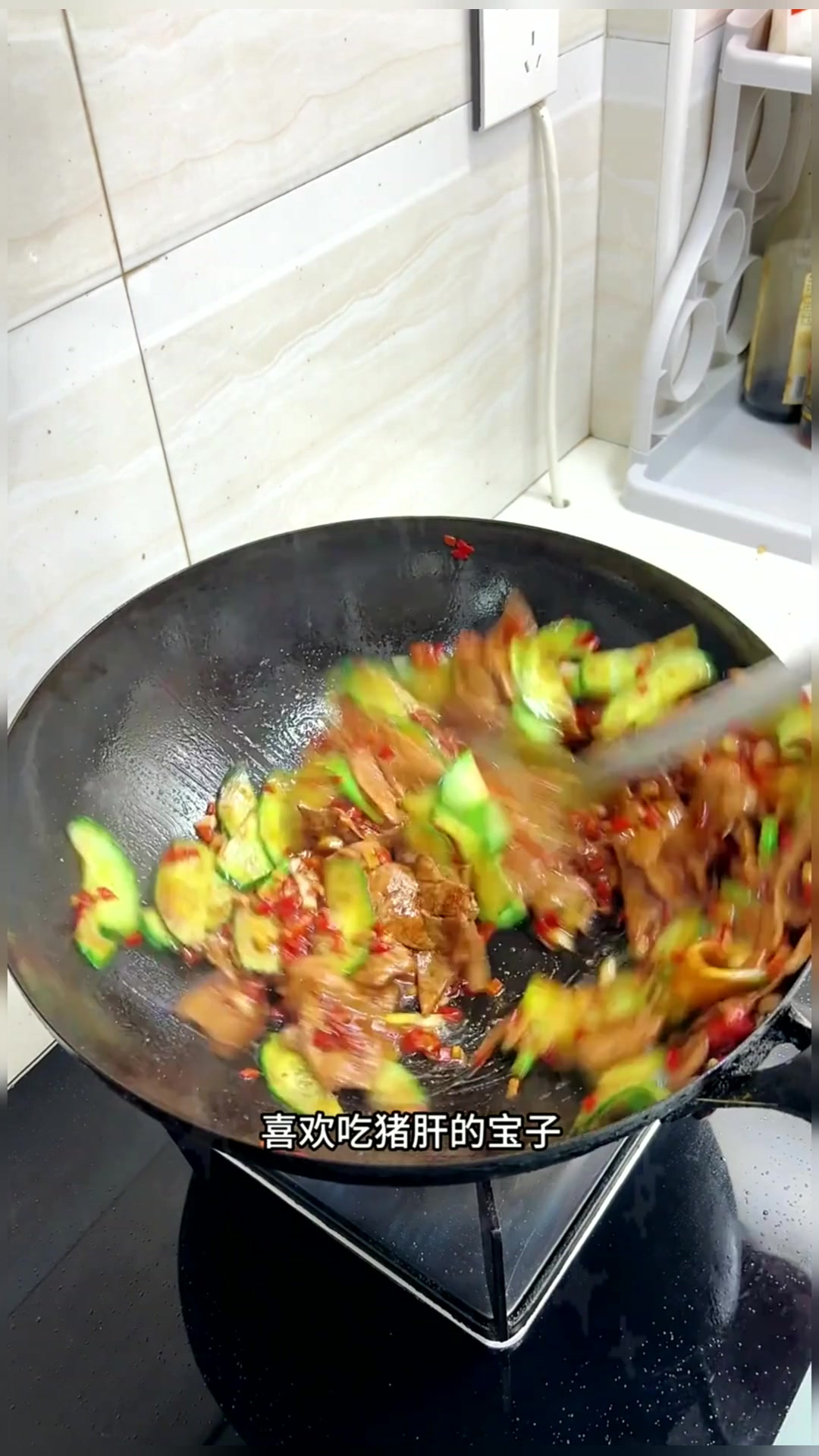 黄瓜炒猪肝,猪肝特别滑嫩而且还不会腥,有着黄瓜的清香实在是太