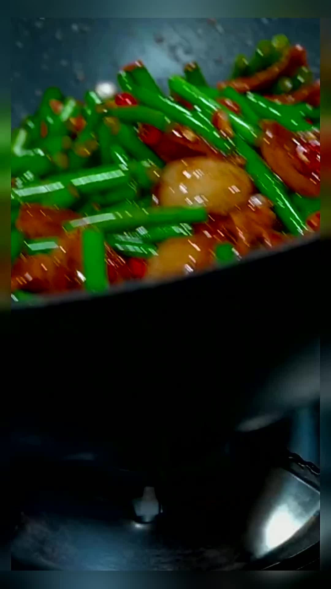 很多人炒蒜苗不是焯水就是直接炒,其实都不对