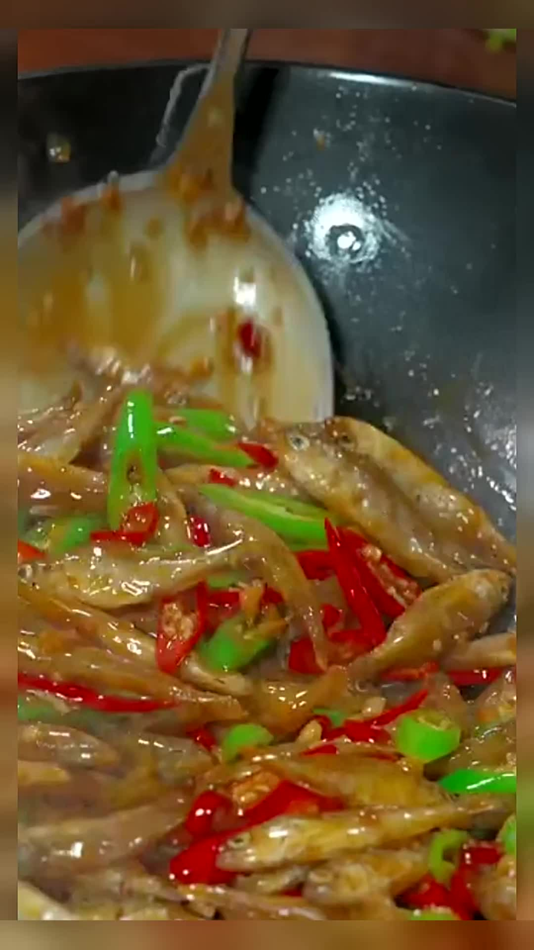 没想到这个小小的鲈鱼干和辣椒简单的炒一炒,竟然这么好吃下饭