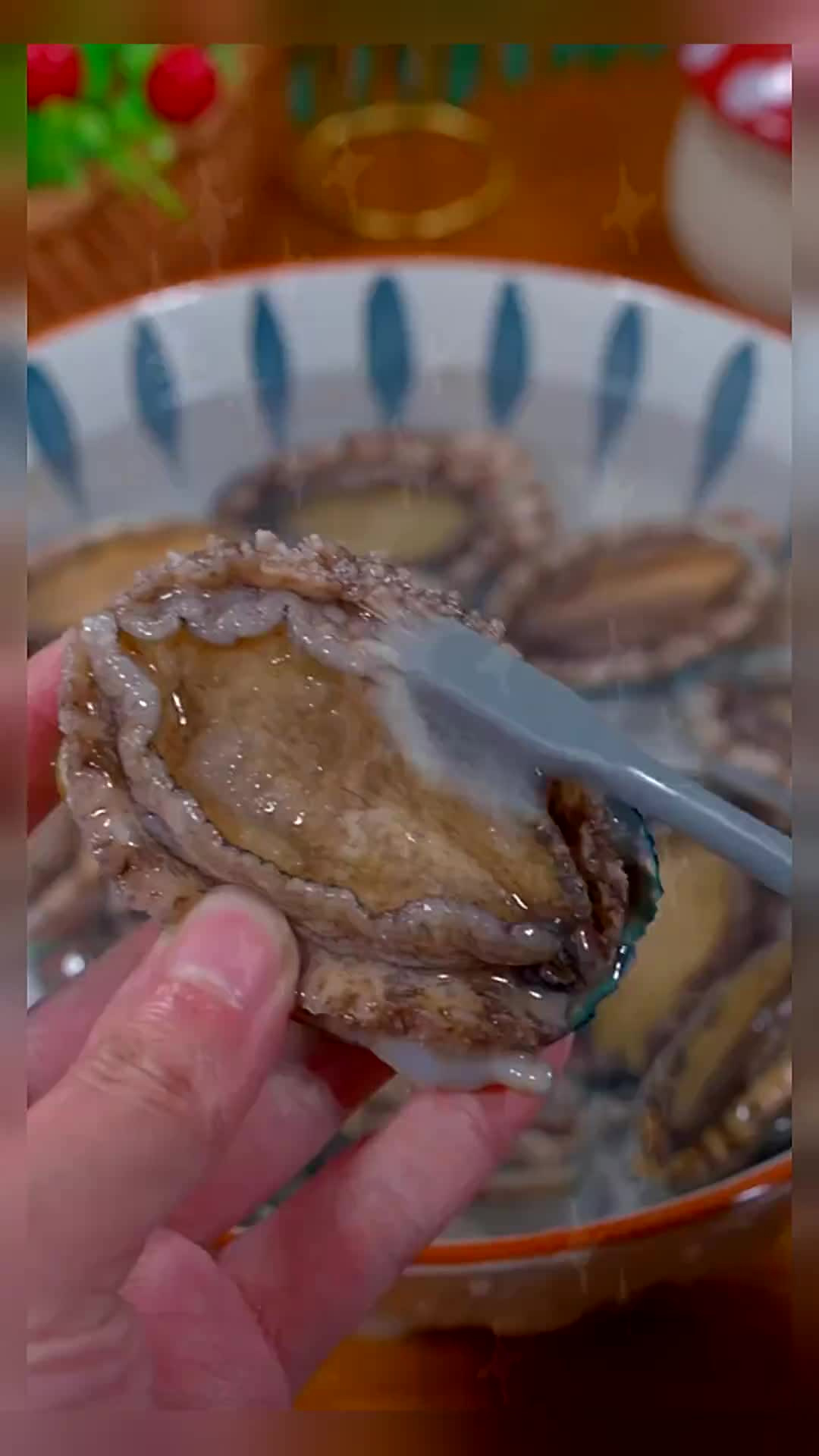 过年过节的餐桌上少不了一道蒜蓉鲍鱼,做法简单好吃又好看