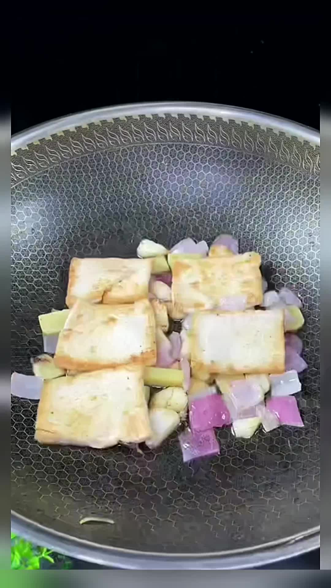 很多人在家不会做鱼头,饭店二厨教大家家庭版简单美味的做法,学