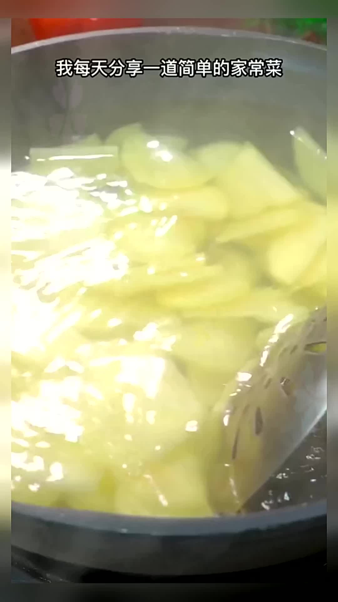 很多人做土豆炒肉片不知道先炒土豆还是先炒肉,看完视频就知道了