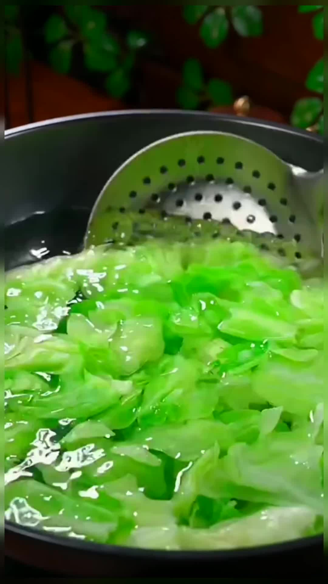 这道炝拌包菜，一定要试试，酸辣脆爽，比大鱼大肉还香呢