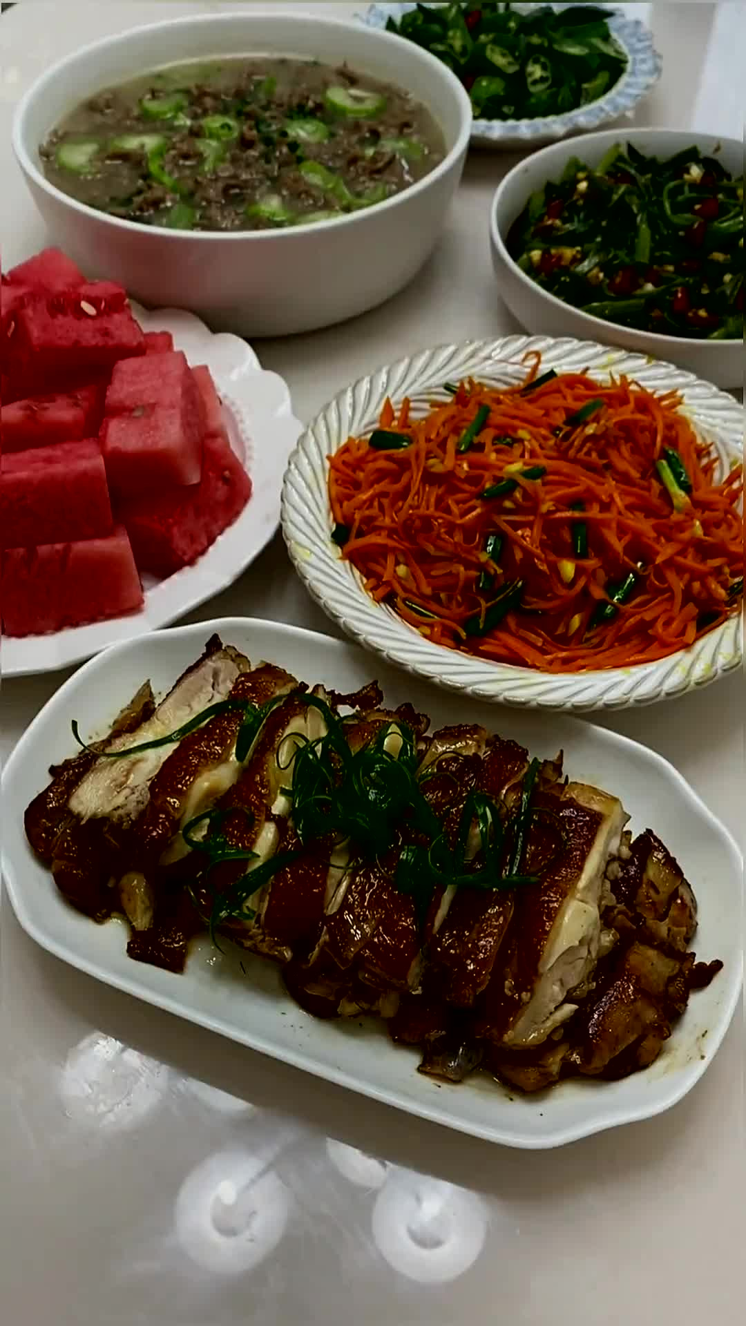今天做了丝瓜滑牛肉和葱香煎鸡腿,得到了三个孩子的一致好评