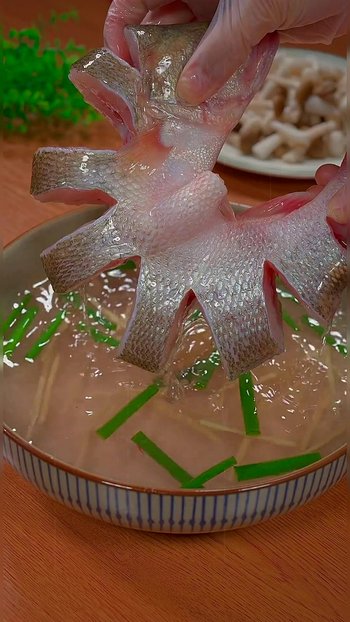 酸汤鲈鱼的详细做法,鱼肉鲜嫩,汤汁拌饭也能吃上3大碗～
