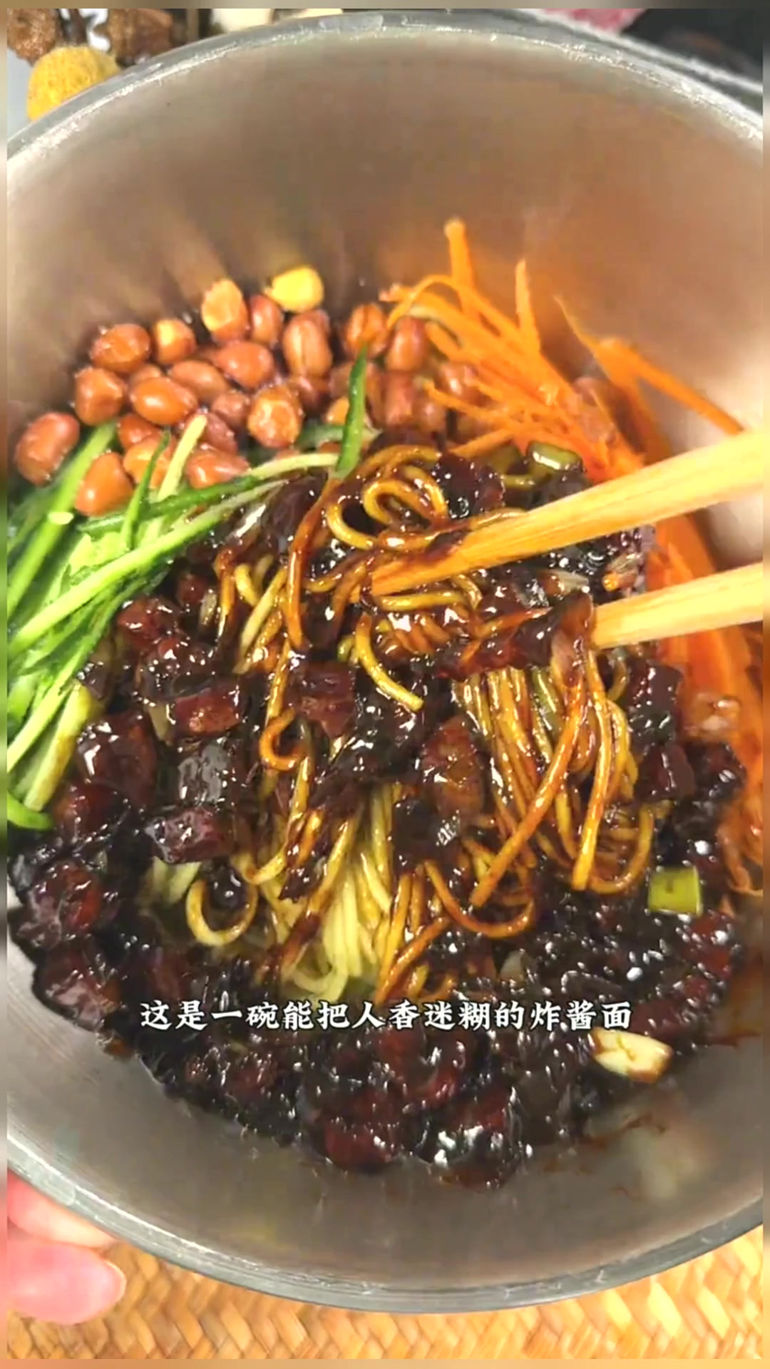 太香了吧！炸酱面自己在家做很简单！