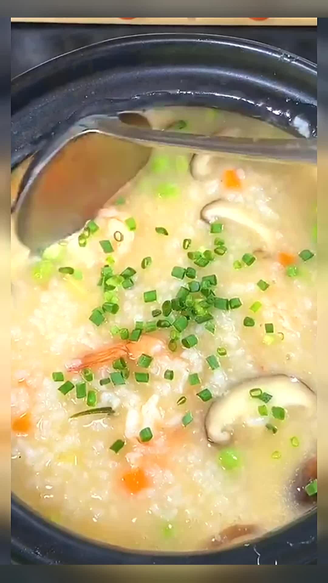 孩子长高季，别总是煮白粥了。试试这个鲜美营养的虾仁粥，即简单