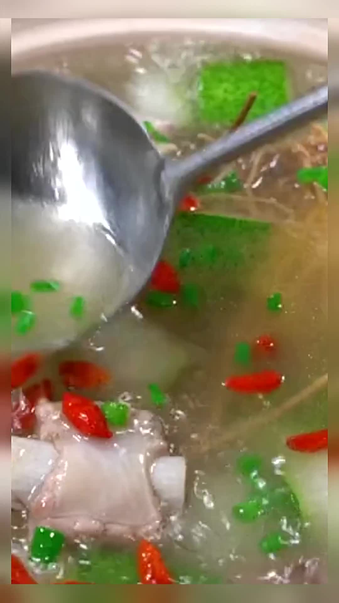天气闷热,我经常给家人炖这个排骨冬瓜汤,鲜美营养又好喝～