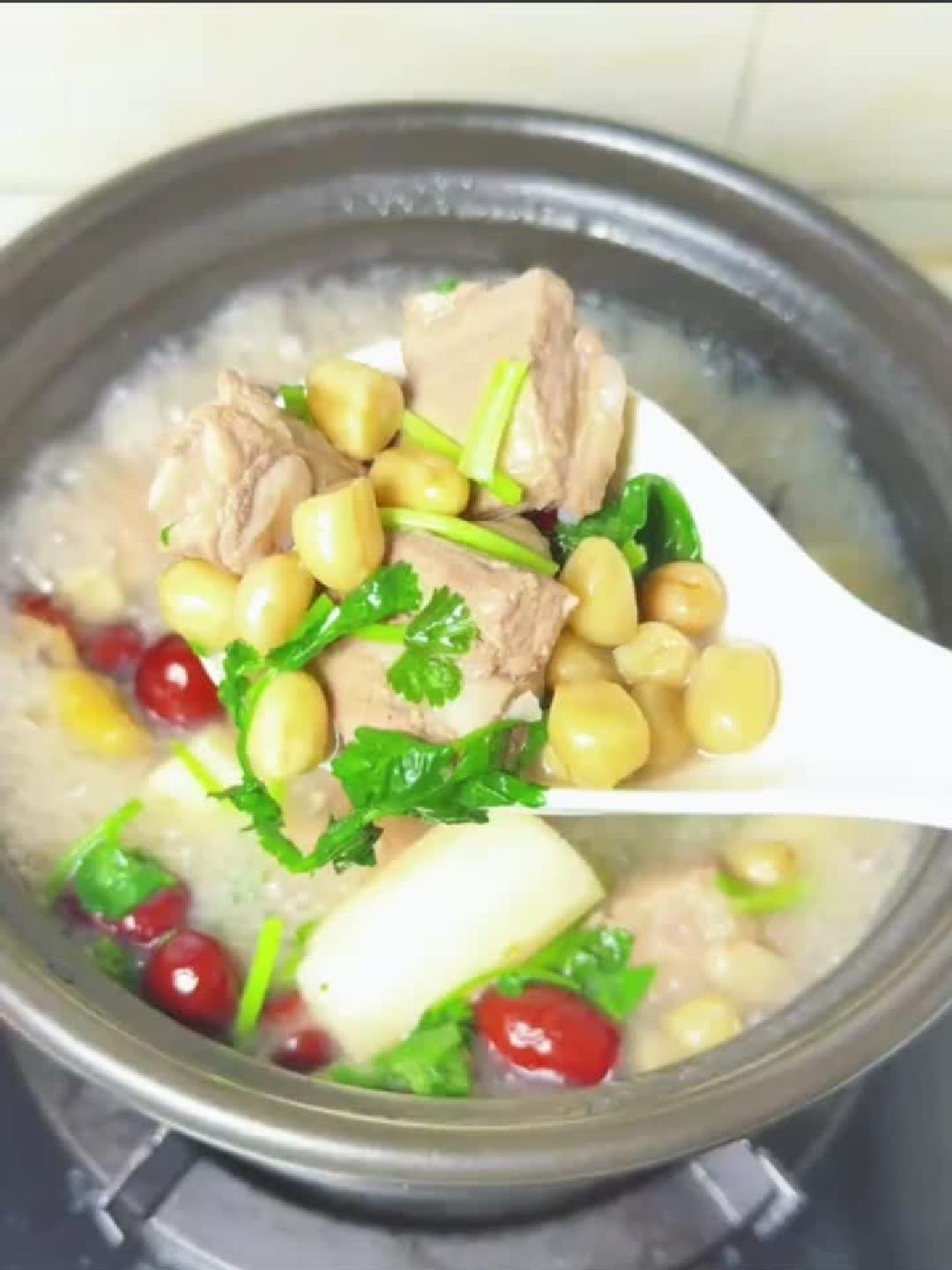 秋日必学：三步炖出浓白花生排骨汤，暖身又滋补！