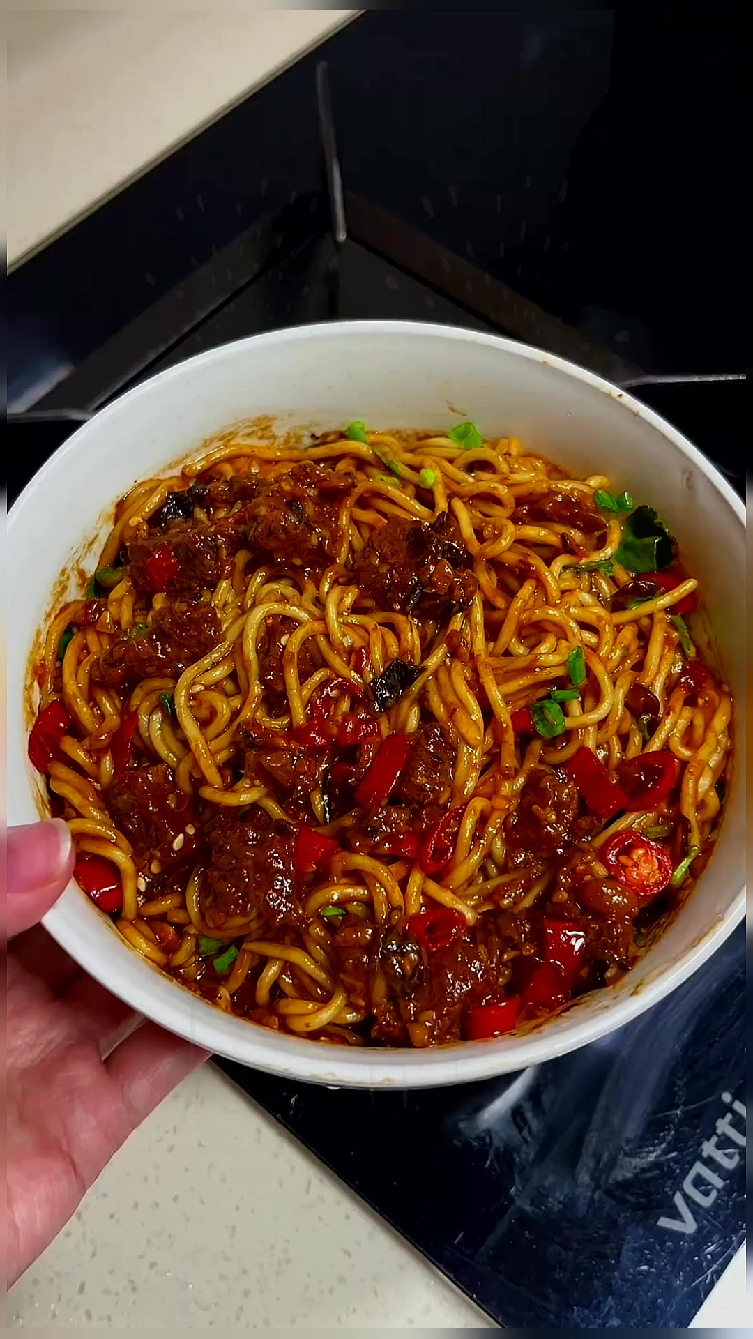 我妈做的牛肉酱拌面真的绝了面条裹满了浓郁的酱汁,真的