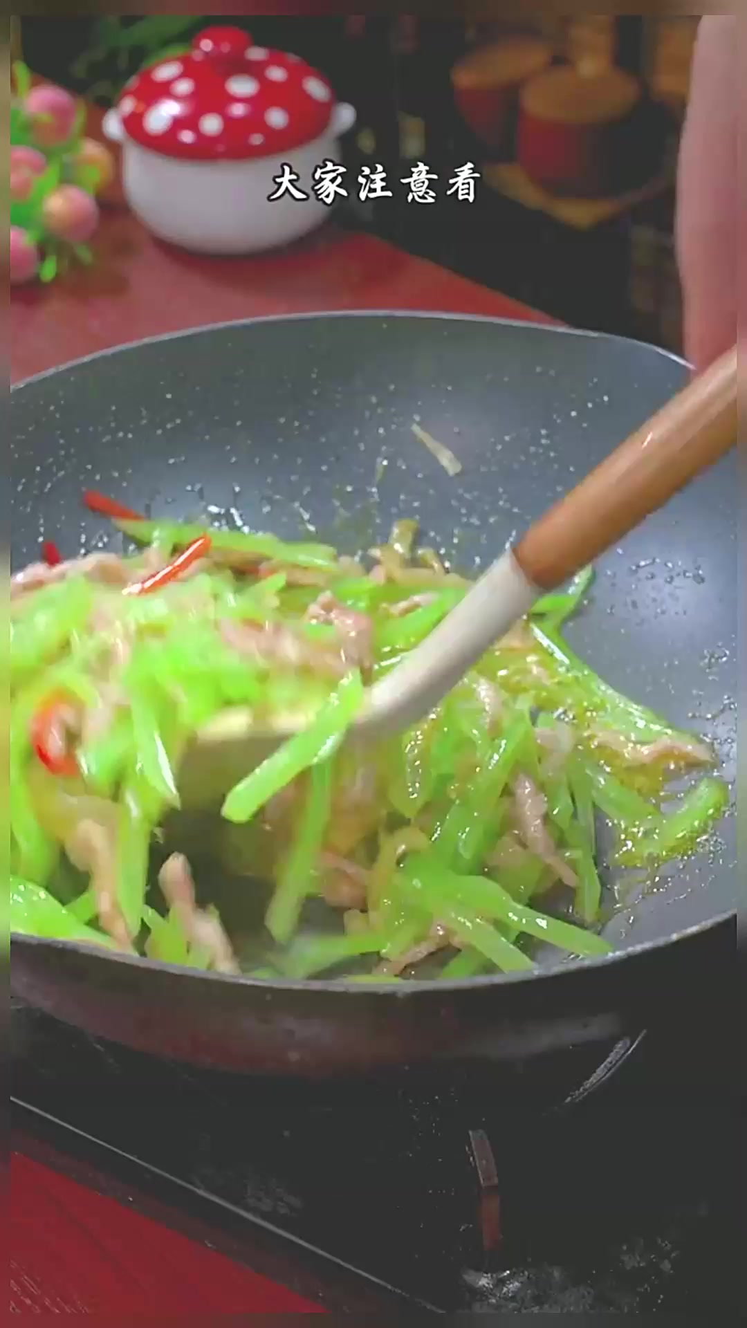 榨菜肉丝炒莴笋好吃不腻!