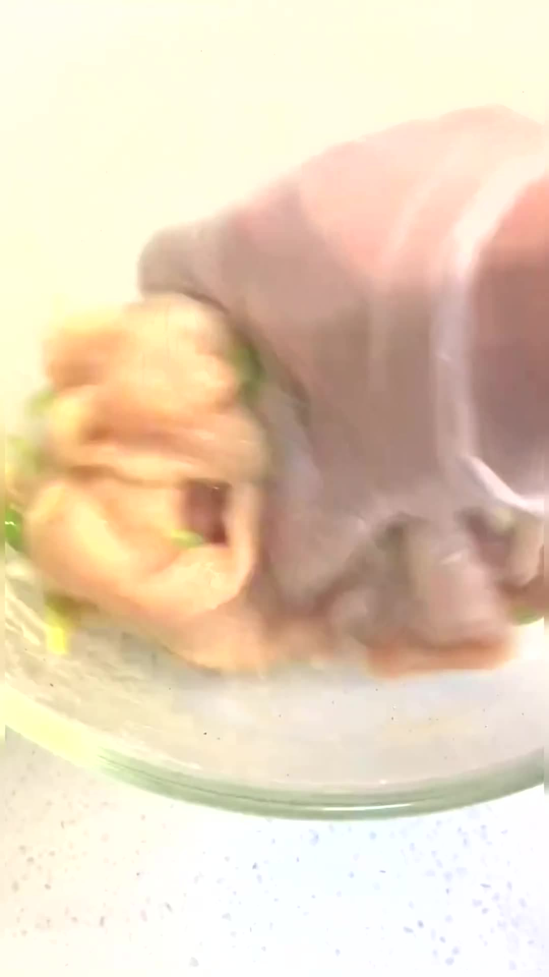 在超市买了两大块,不到十元鸡胸肉,煎鸡胸肉