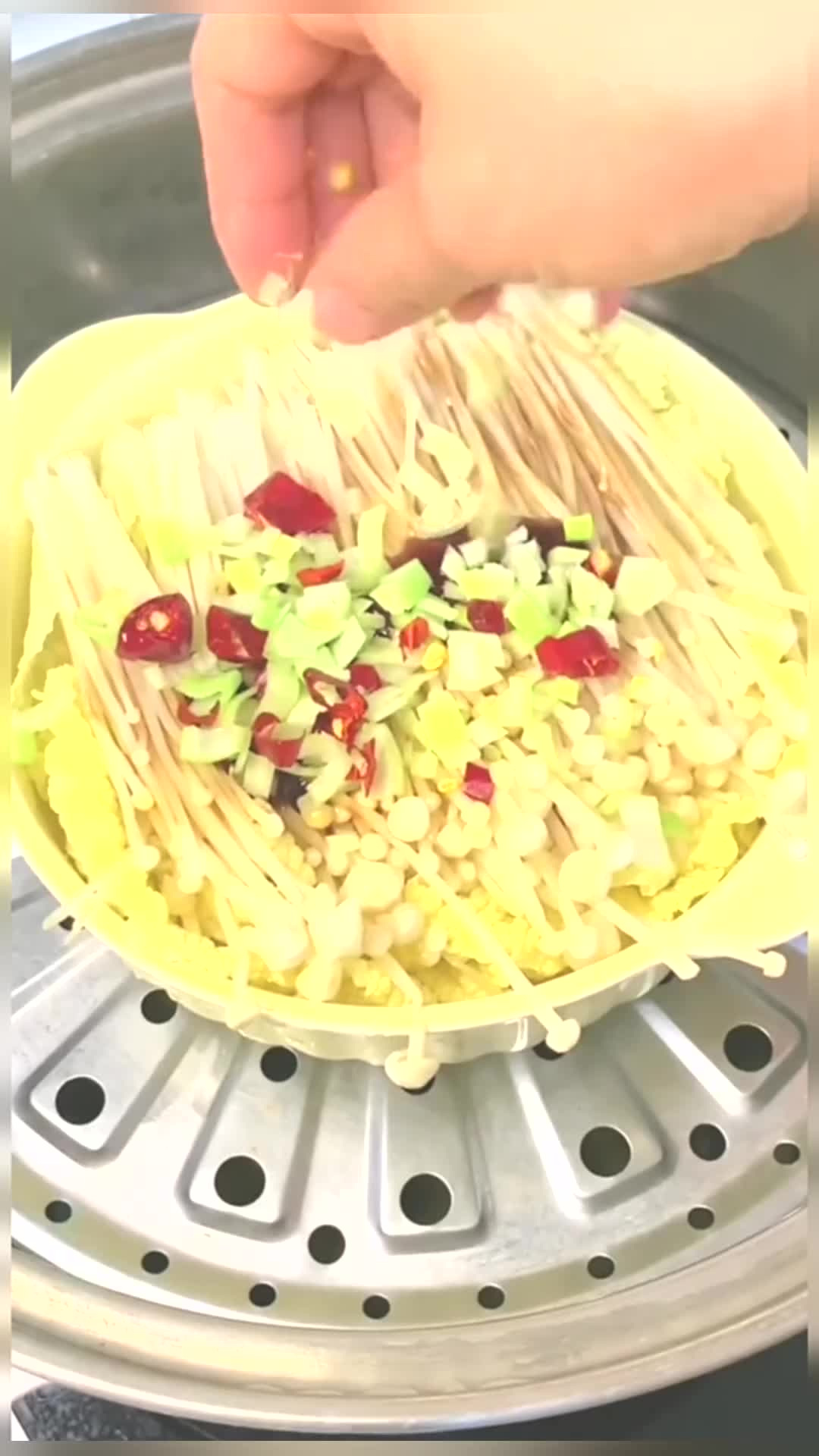 早中晚三餐都可以安排的娃娃菜金针菇蒸蛋,妥妥的懒人餐,一碗出