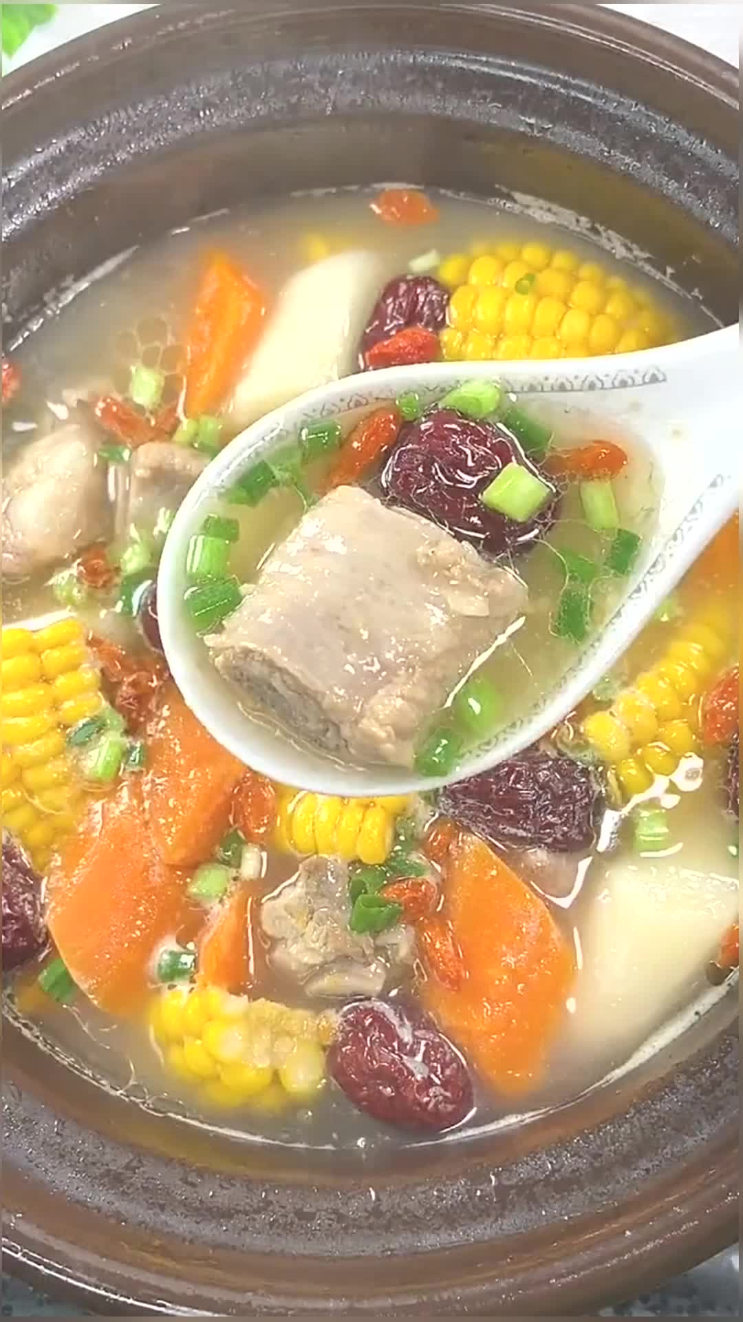 为爱的人做一道玉米胡萝卜山药排骨汤 瞬间可以喝三碗