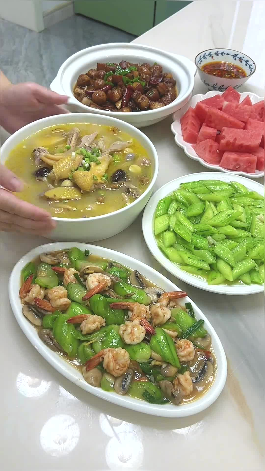 今天个个都是孩子爱吃的经典菜,猪肚鸡汤红烧肉鹌鹑蛋丝瓜口