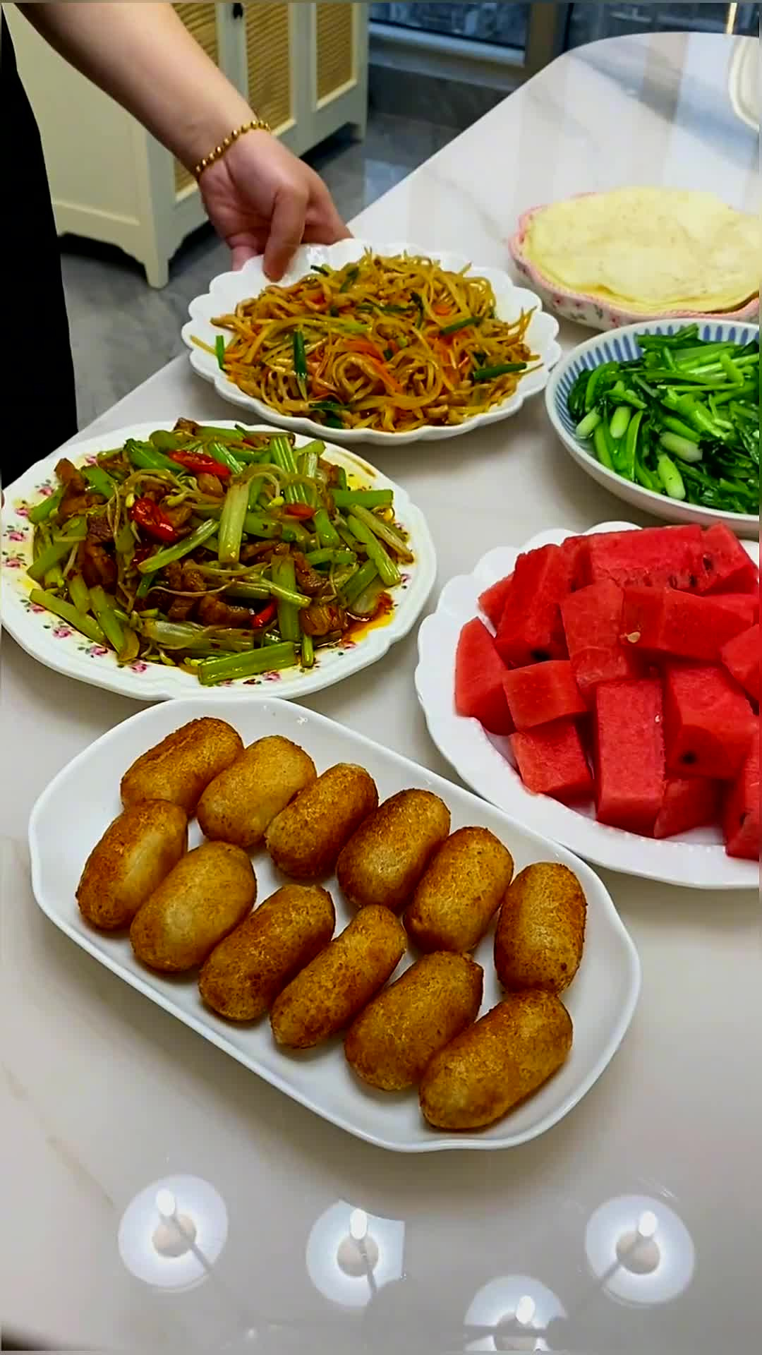 今天的烫面春饼配上胡萝卜土豆炒肉丝,味道真是绝了,还有芹菜炒