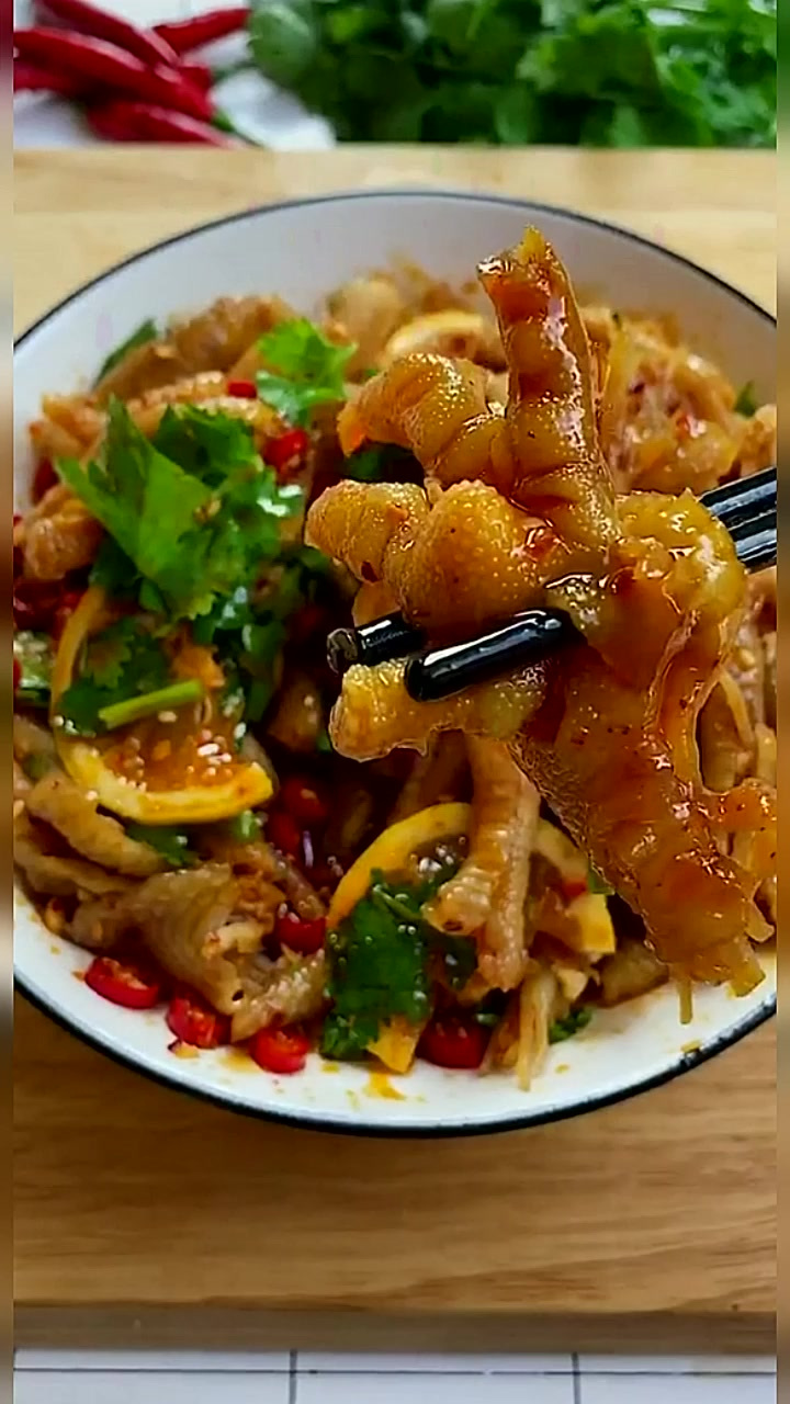 你们要的酸辣无骨鸡爪来啦，好吃到停不下来……螺蛳粉也是，吃一