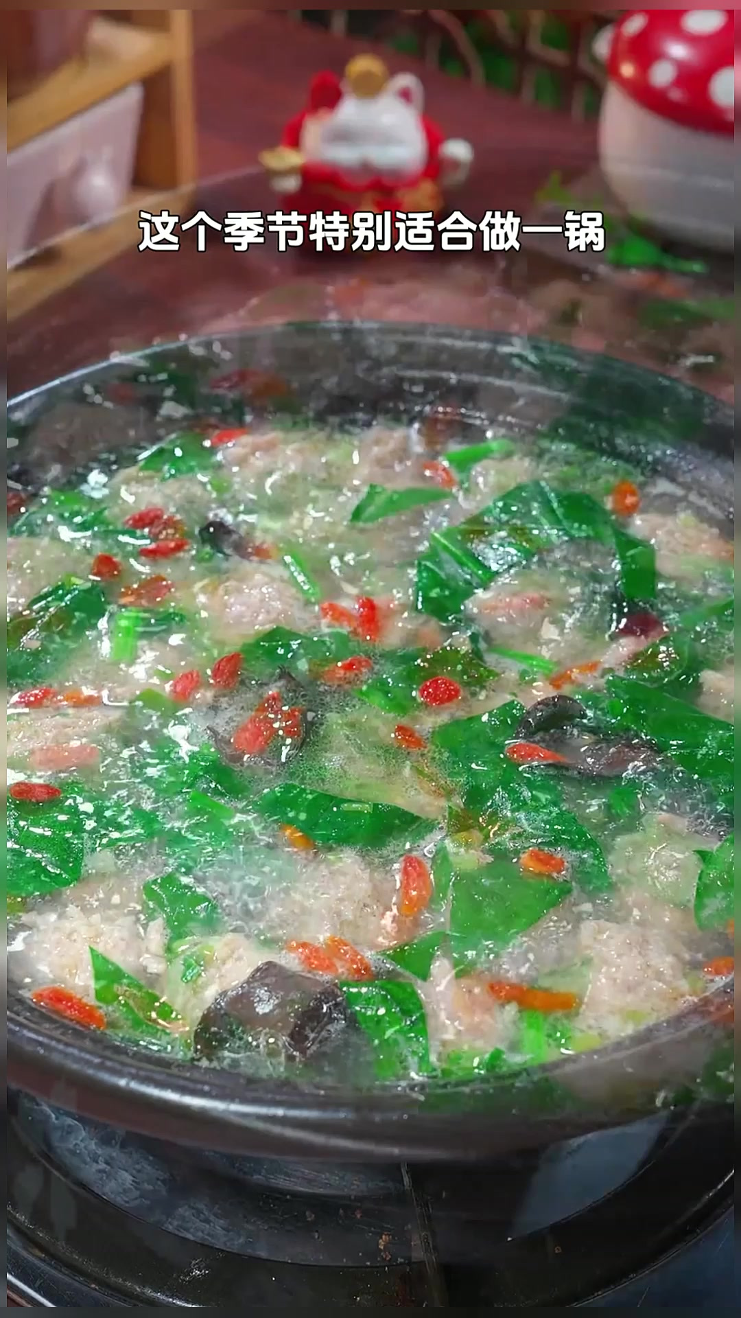 天冷了，现在最适合给家人一锅热乎乎的菠菜肉丸汤，好吃还不油腻