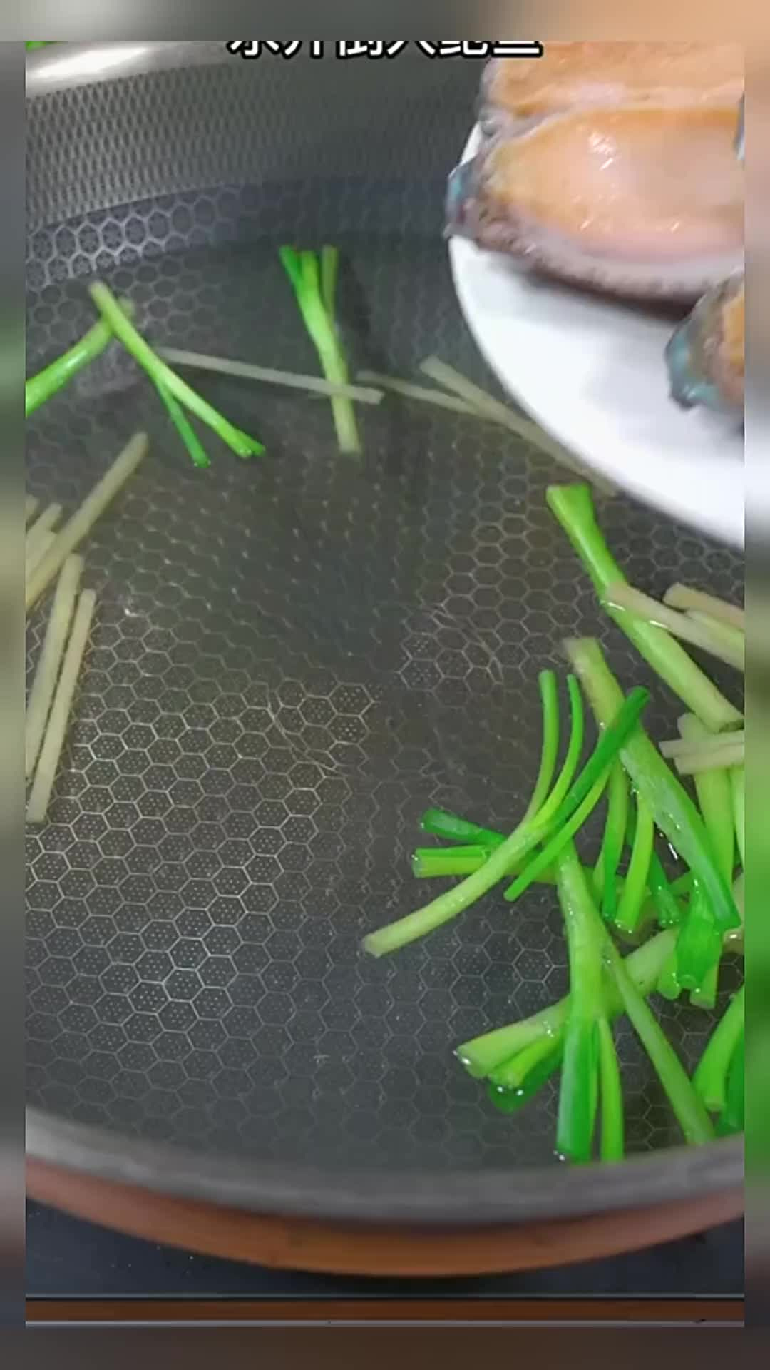 年夜饭的鲍鱼很多人不知道怎么清洗才会干净没有腥味,学会我这个