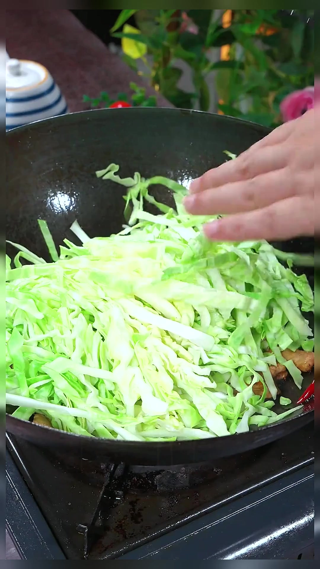 好吃下饭的香辣包菜丝,做法简单,香辣入味