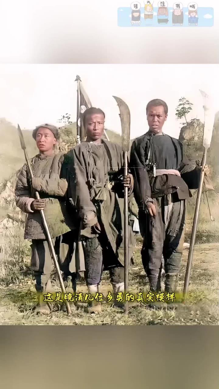 晚清旧影:三位乡勇的真实模样,肌肉虬结,其臂力可手举百斤石锁