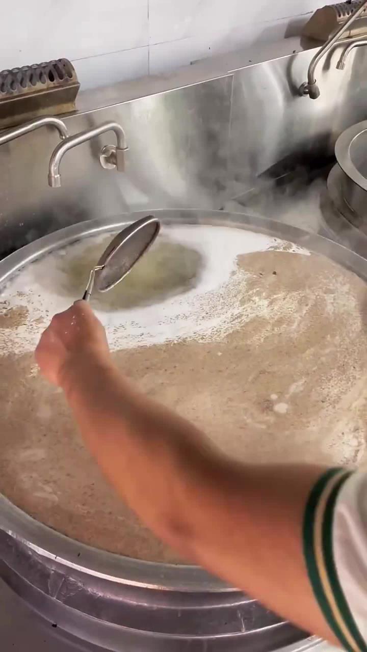 做好面先要做好烫,精心熬制的兰州牛肉面原汤