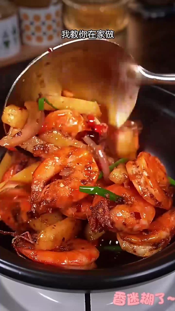 这是我们全家人都爱吃的干锅香辣虾，一周吃八次都不腻，做法简单又好吃