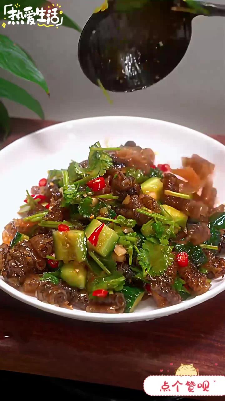 凉拌鱼皮 QQ弹弹的凉拌鱼皮越吃越停不下来,做法简单,特别好吃