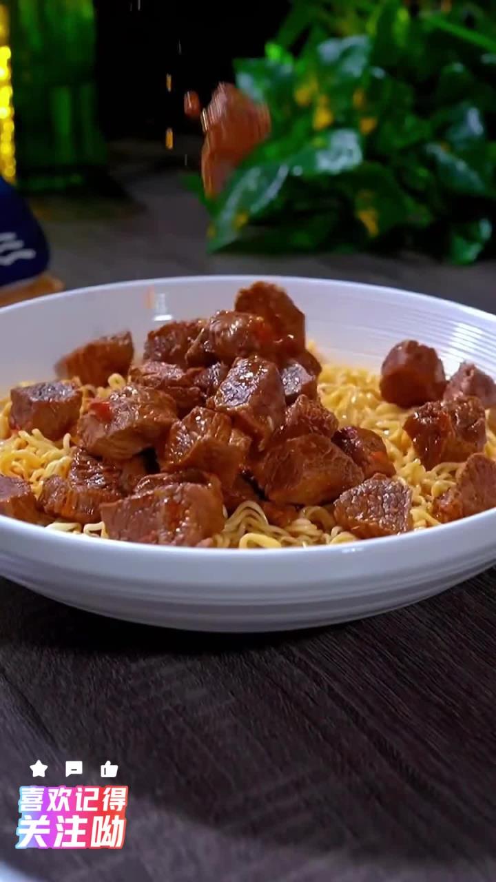 这个豪华版的红烧牛肉面，让你一次吃过瘾
