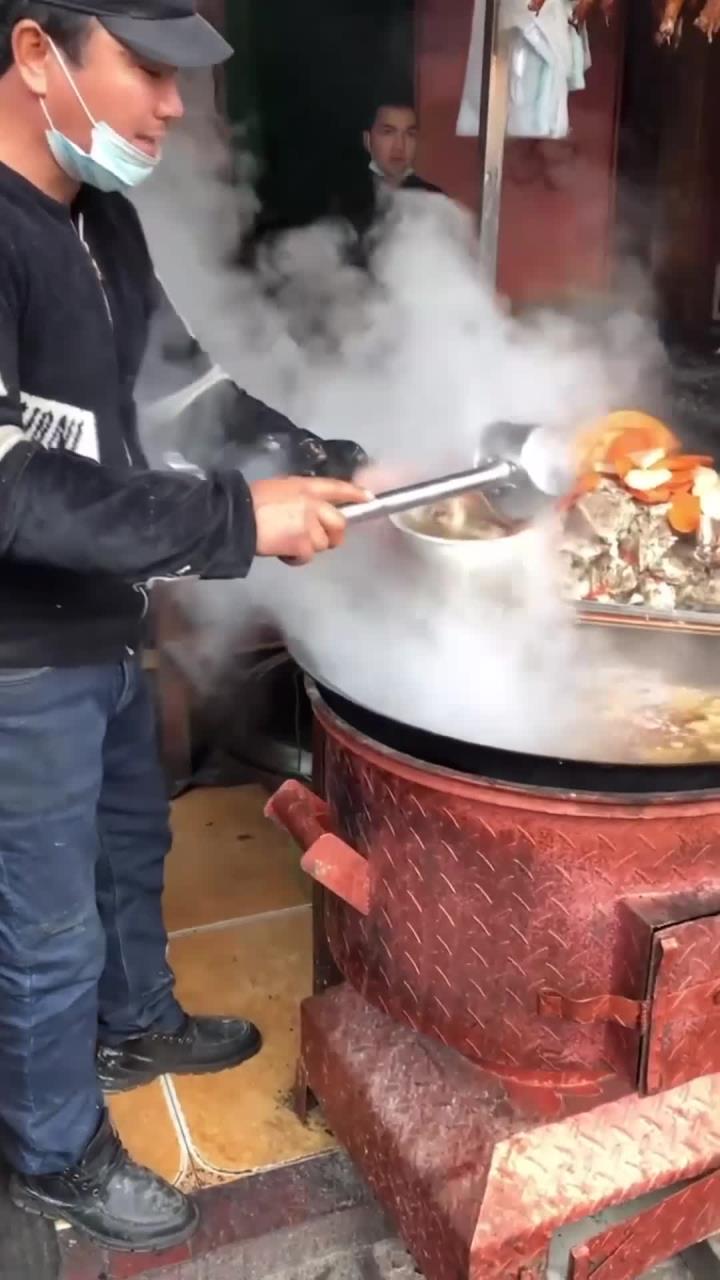 在新疆,像这样一碗馕包肉,二十块钱一碗,把羊肉放在切好的馕块上面,浇上汤汁,太香