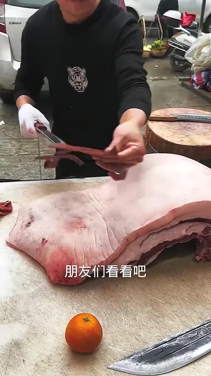 用刀快速分割大猪肉