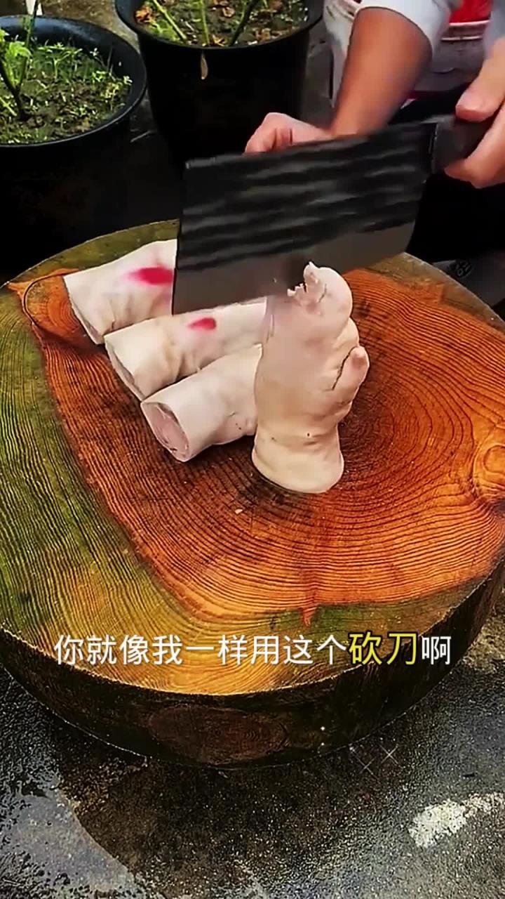 用砍骨刀分割猪蹄子