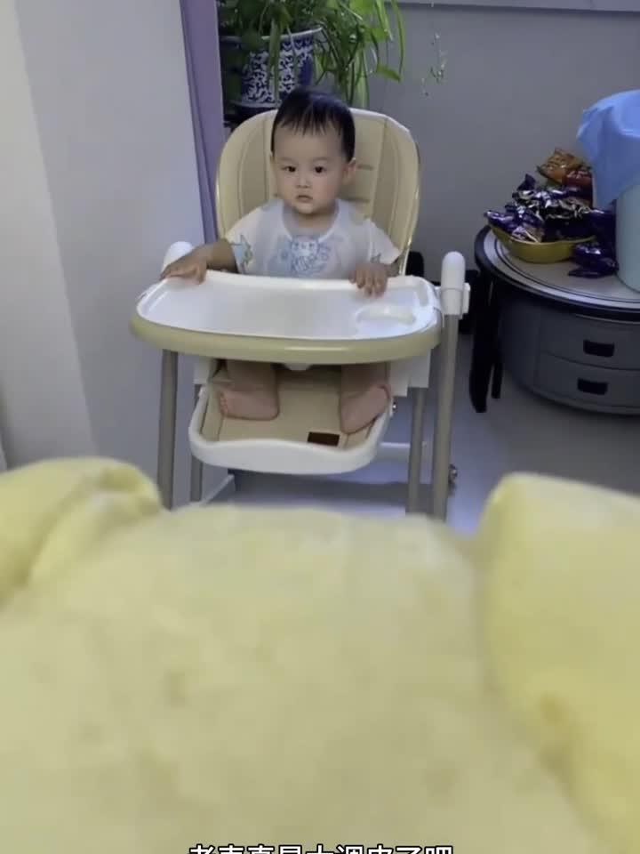 看着眼前的馒头,宝宝估计真的懵逼呀