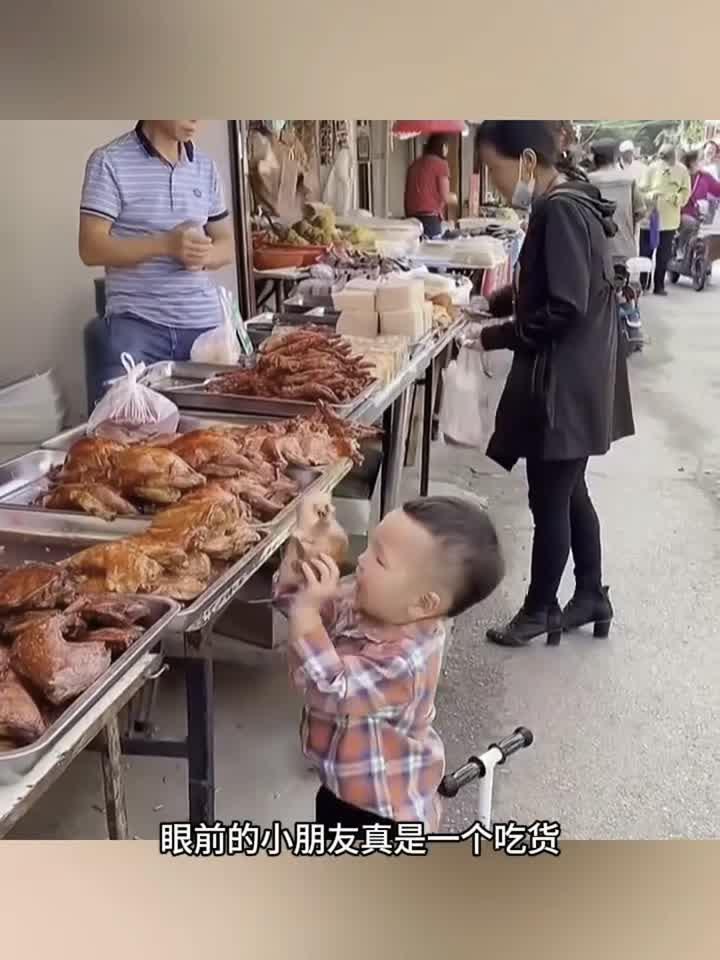 小朋友吃鸡腿,也是非常有礼貌