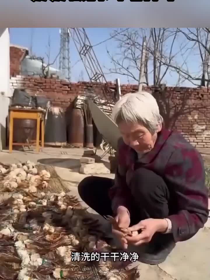 奶奶做的鸡毛掸子,现在很少有人会做这个了吧