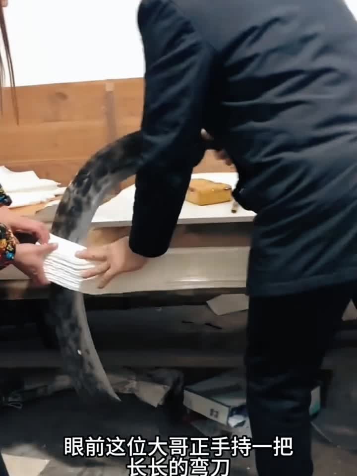 你见过用弯刀裁纸的吗
