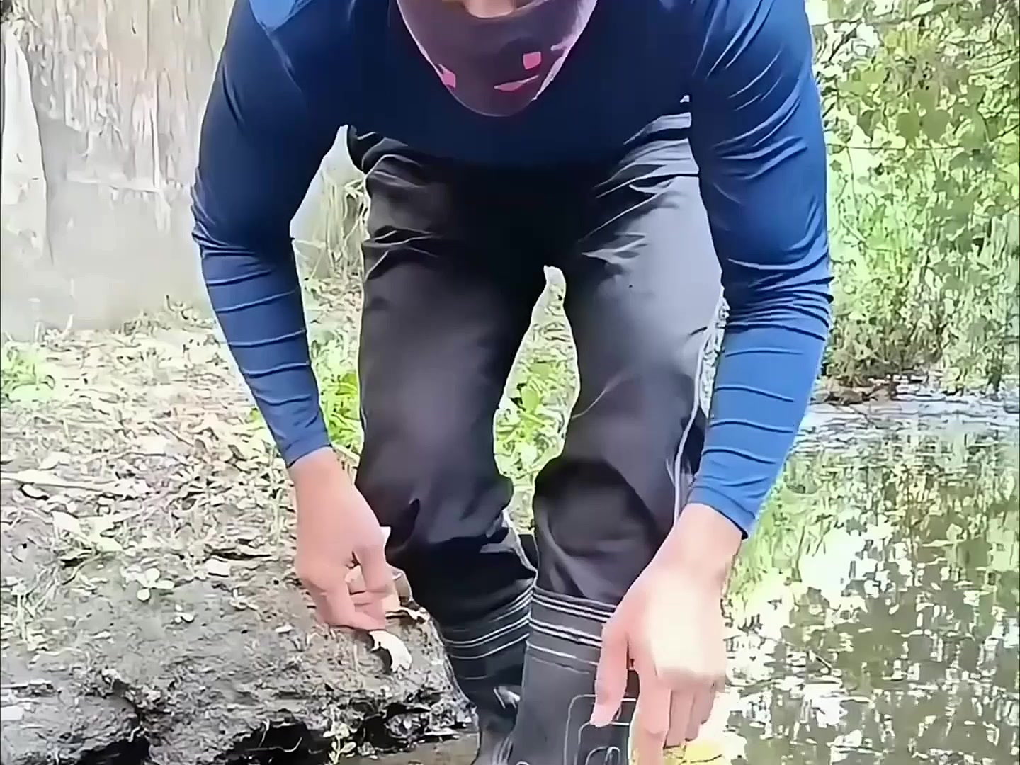 男子用手指轻松捕捉大虾，虾子竟然乖乖不动弹，实在是太神奇了