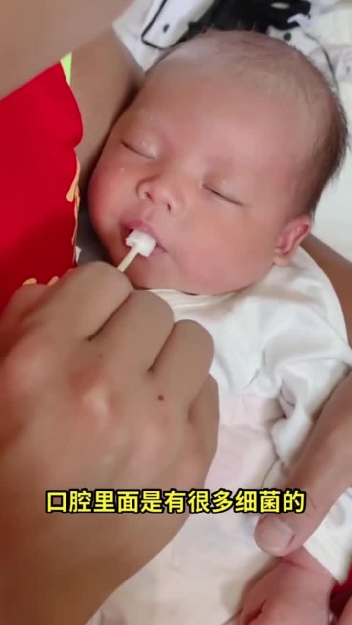 月子里的宝宝就开始清洁口腔科,预防鹅口疮,还可以减少宝宝舌苔白厚有口气的问题